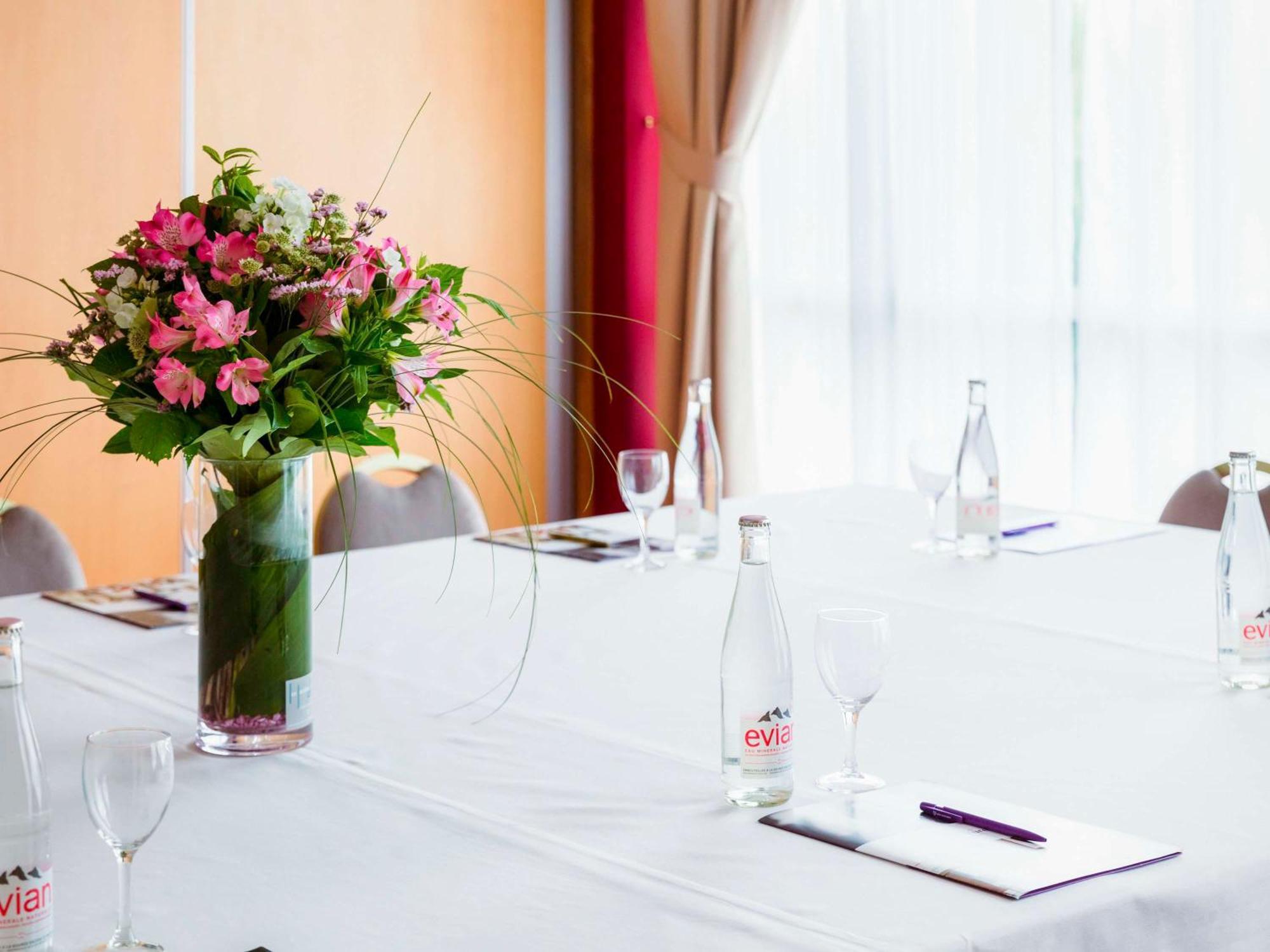 Mercure Nevers Pont De Loire Exterior photo